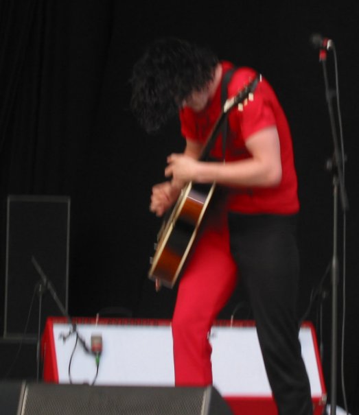 The white stripes - Jack fighting with his guitar.jpg