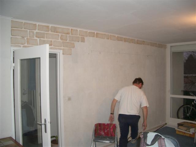 9 - Installation du mur de pierre avec le pere !.JPG