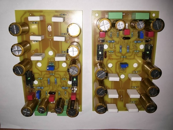 V150 - 2 PCB vus de dessus condos en place.jpg