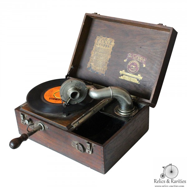 Perophone-Pixie-Grippa-Portable-Gramophone_Relics-and-Rarities.jpg