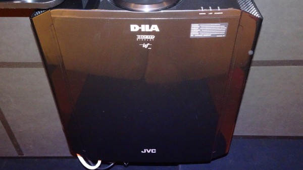 JVC DLA-X700.JPG