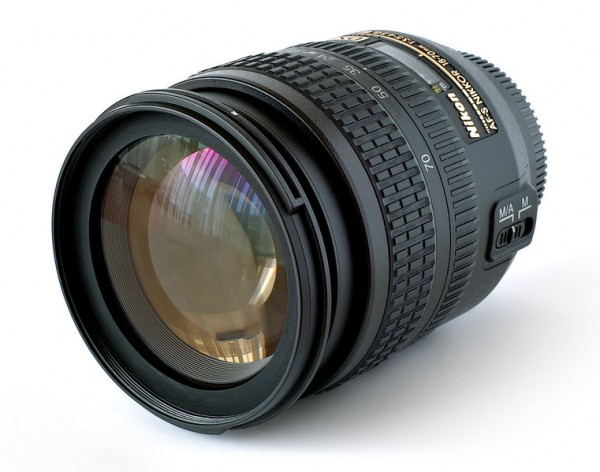 761px-Lens_Nikkor_18-70mm.jpg