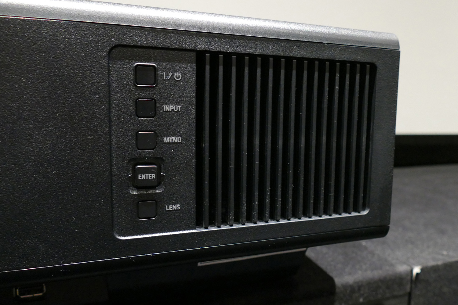 Test Sony VPL-XW5000 : le plus abordable des vidéoprojecteurs Sony 4K Ultra  HD passe au laser - Les Numériques